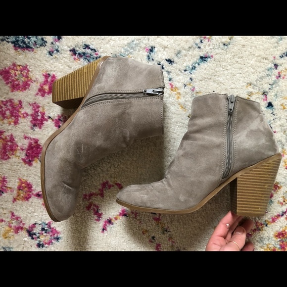 Banana Republic heeled booty. Size 8.5. Color is a grey/tan - Picture 2 of 5